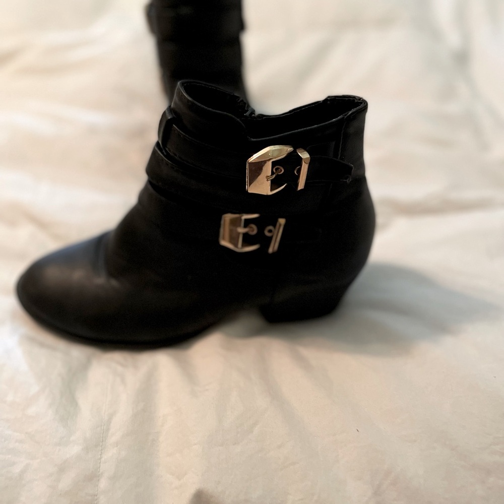 Women’s cute vegan leather boots. Size 7